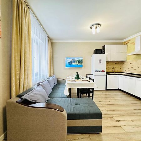 Ferienwohnung Vostochnyi Park Apartament In The Center Of Almaty Exterior foto