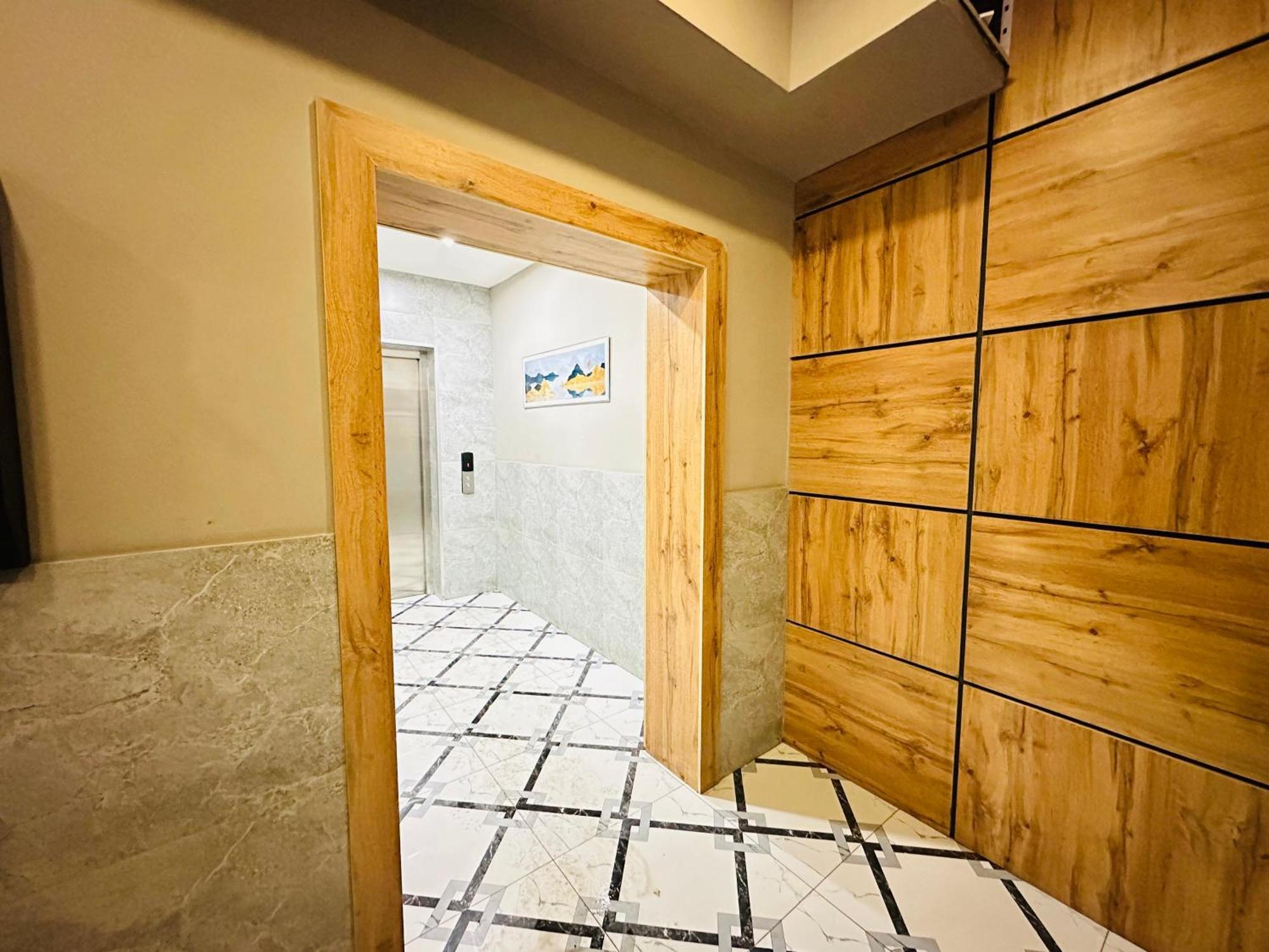 Ferienwohnung Vostochnyi Park Apartament In The Center Of Almaty Exterior foto
