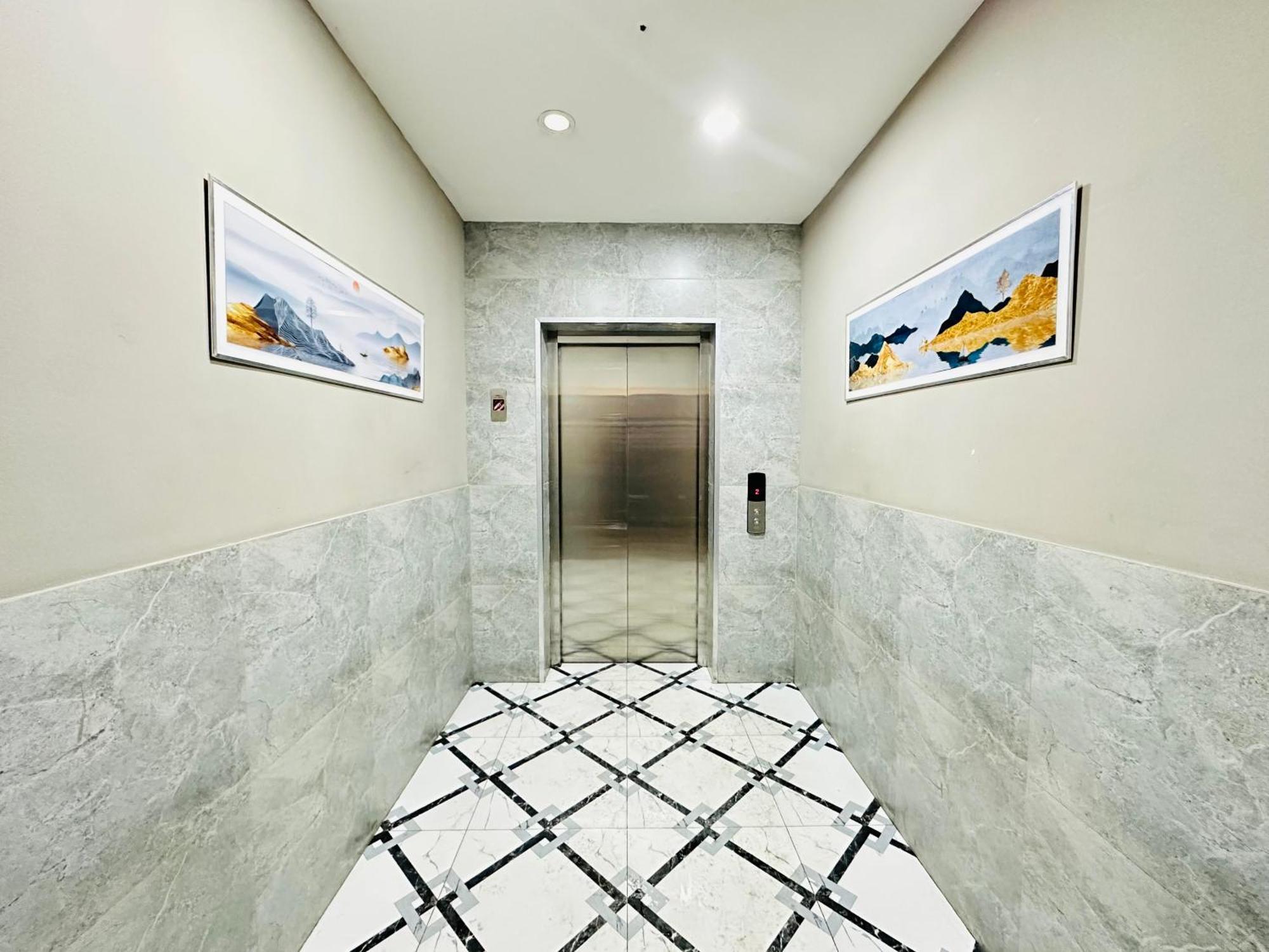Ferienwohnung Vostochnyi Park Apartament In The Center Of Almaty Exterior foto